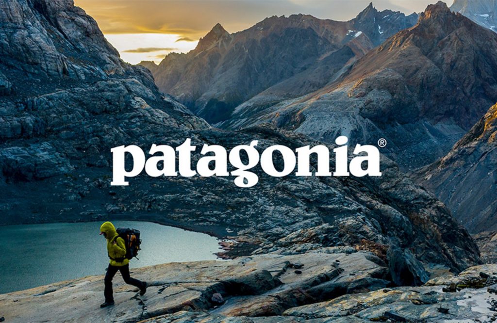 photo d'un paysage montagneux avec un randonneur et le logo Patagonia